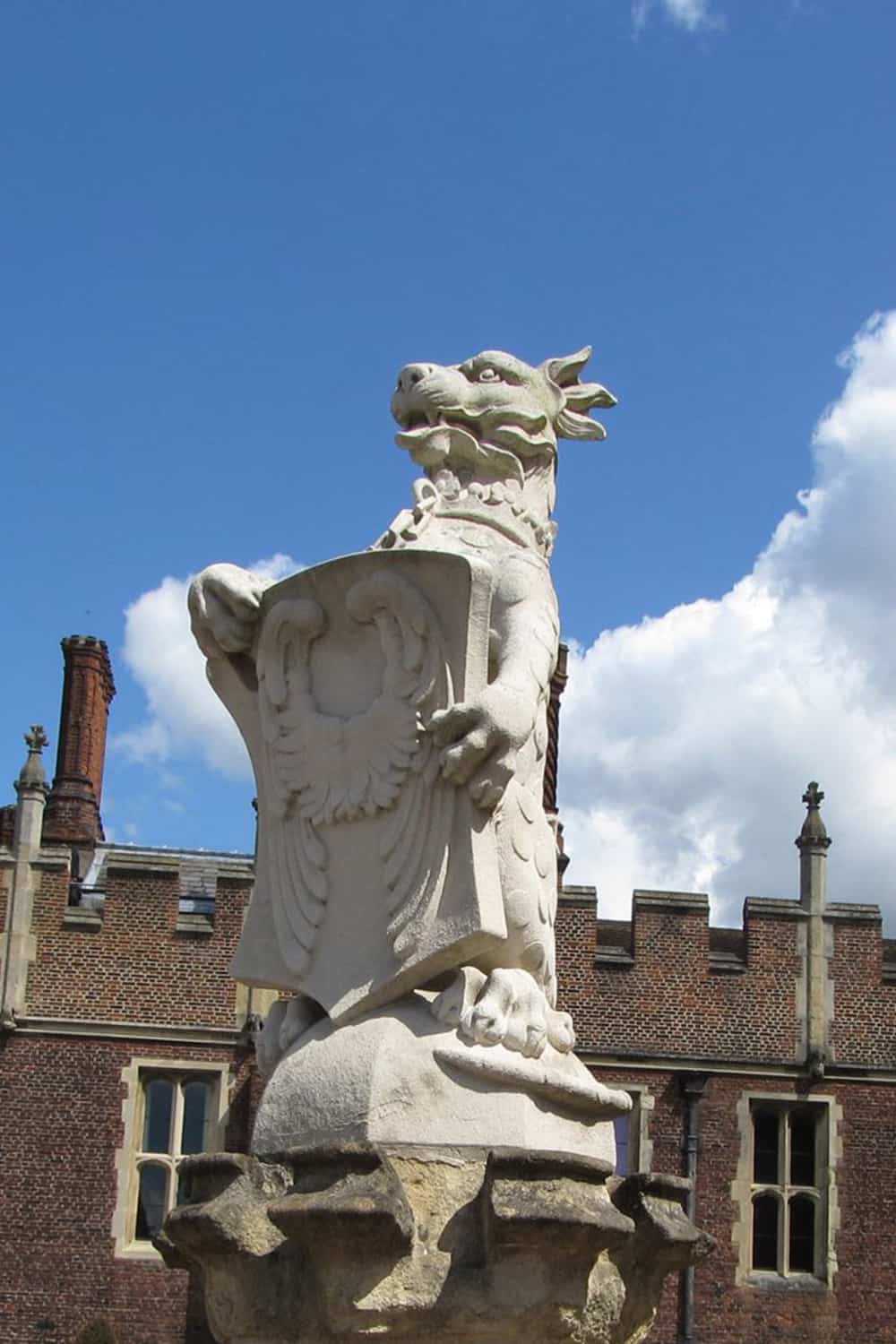 queen-beast-statue-white-lion-mortimer-hampton-court-palace