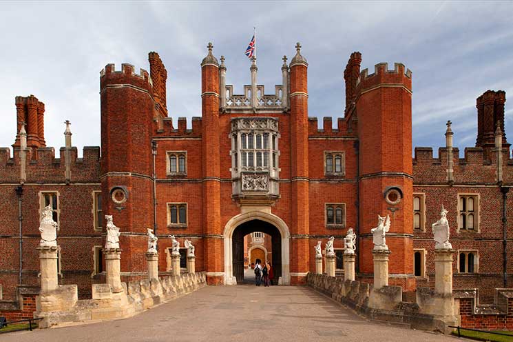 queen-beasts-hampton-court-palace-entrance